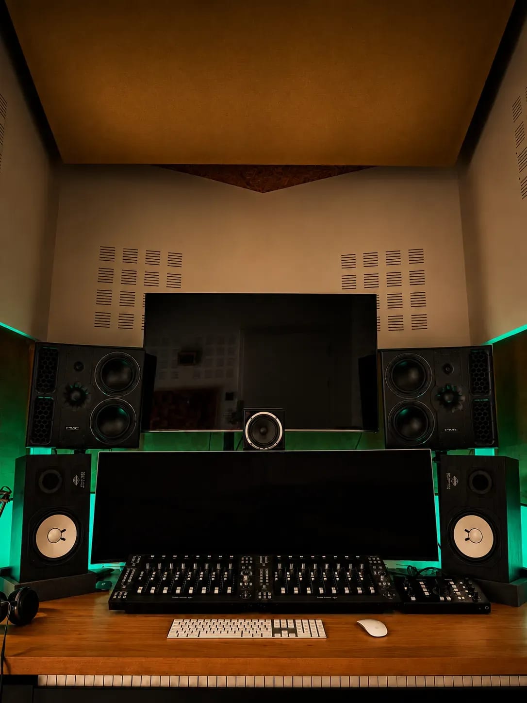 Režie MaMu Studia — monitory PMC a Avantone nad mixážním pultem
