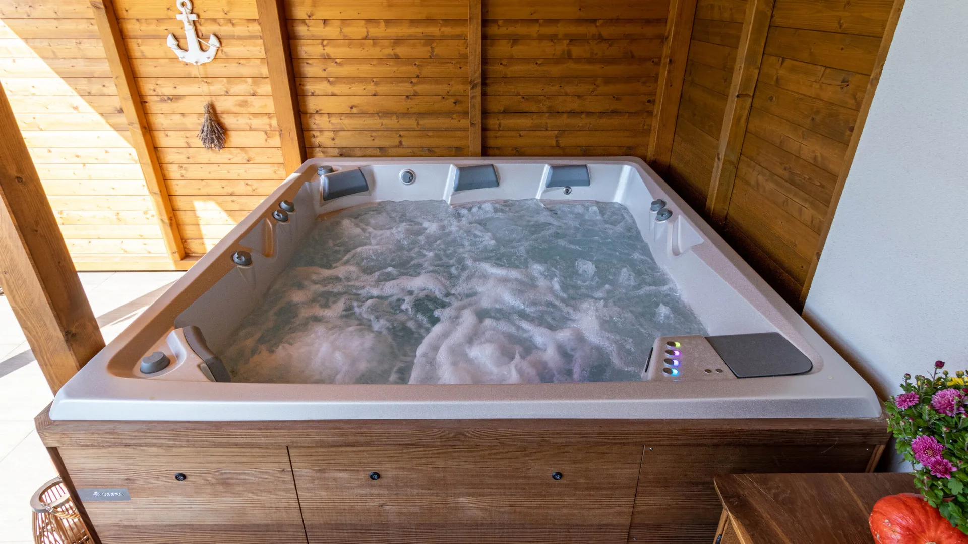 Vířivka ve wellness zázemí studia